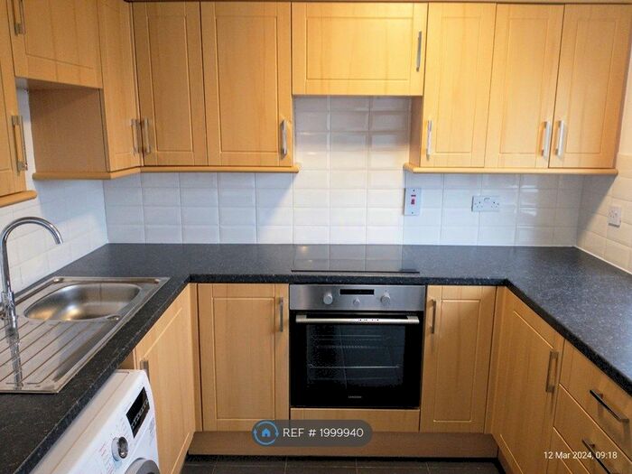 1 Bedroom Flat To Rent In Deverill Court, Penge, SE20