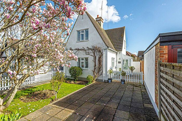 2 Bedroom Detached House For Sale In Tennyson Close, Leigh-On-Sea, SS9