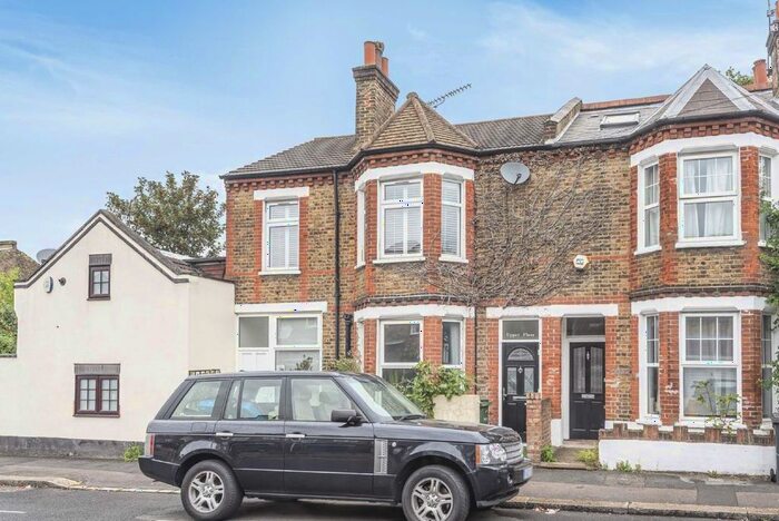 3 Bedroom Flat To Rent In Chale Road, London, SW2