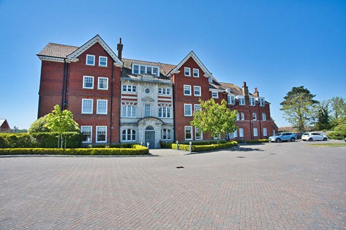 2 Bedroom Flat For Sale In Eversley Park, Folkestone, Kent, CT20