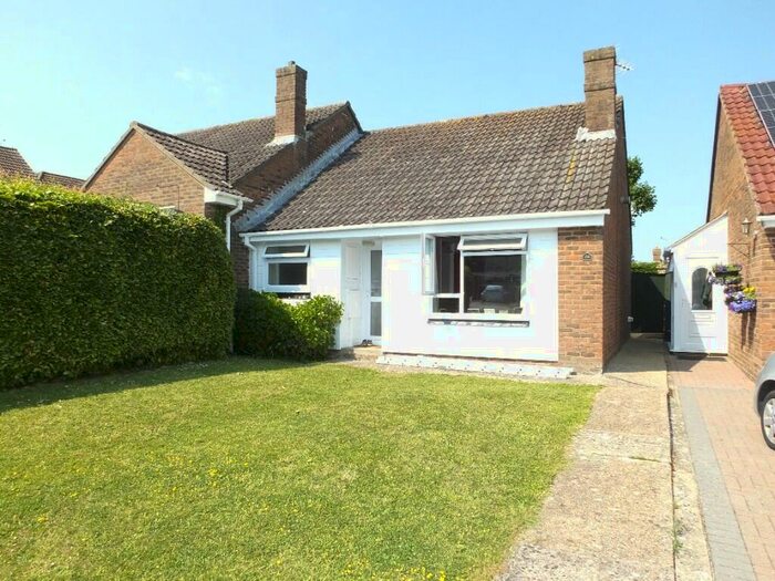 2 Bedroom Semi-Detached Bungalow To Rent In Oakmede Way, BN8