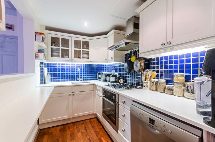 2 Bedroom Flat For Sale In Barton Road, Barons Court, London, W14