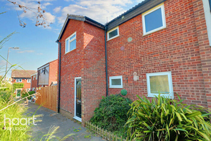 4 Bedroom Semi-Detached House For Sale In Hambro Close, Rayleigh, SS6