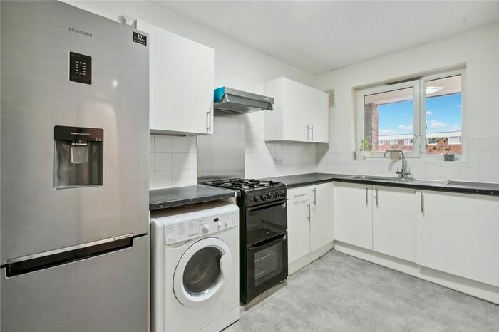 3 Bedroom Flat To Rent In Clarence Lane, London, SW15
