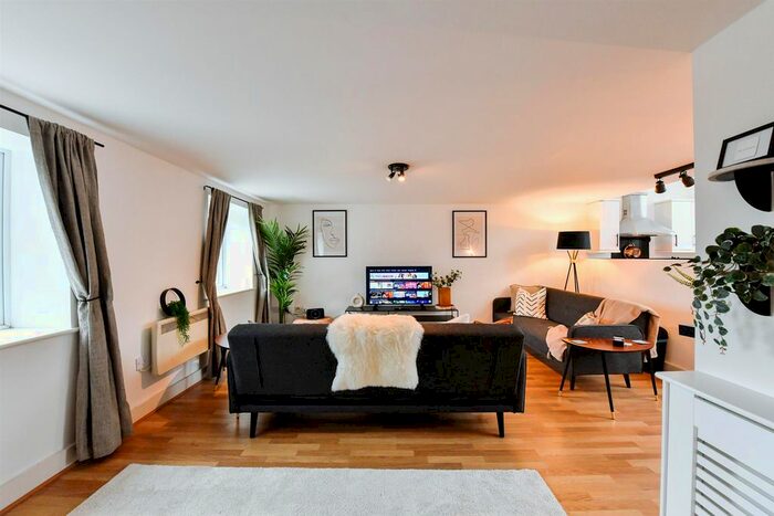 2 Bedroom Flat To Rent In St. Thomas, Swansea, SA1