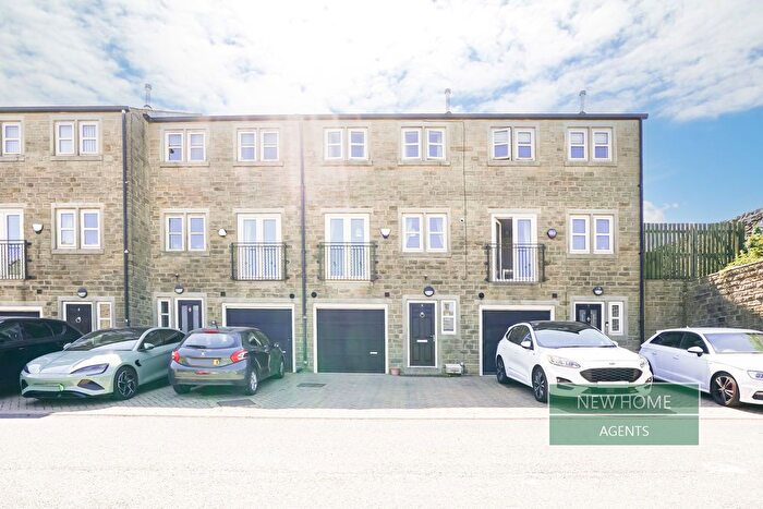 4 Bedroom Terraced House For Sale In Weavers Court, Queensbury, Bradford, BD13