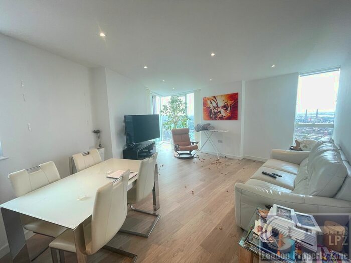 2 Bedroom Flat To Rent In Saffron Central Square, Croydon, CR0