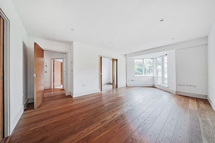 2 Bedroom Flat To Rent In Strand Drive, Richmond, TW9