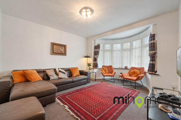 4 Bedroom Semi-Detached House For Sale In The Woodlands, London, N14