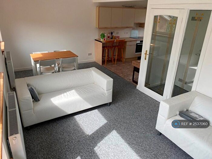 3 Bedroom Flat To Rent In Broompark Drive, Glasgow, G31