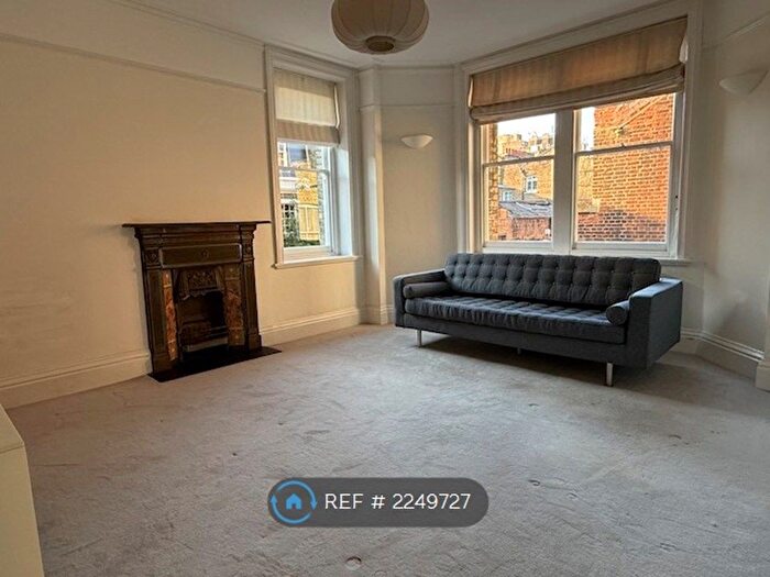 3 Bedroom Flat To Rent In Clarence Gate Gardens, London, NW1