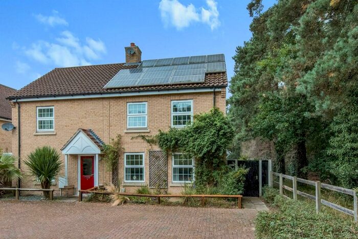 3 Bedroom Semi-Detached House To Rent In Yew Drive, Brandon, IP27