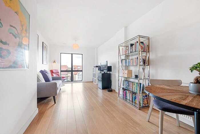 1 Bedroom Flat For Sale In Blairderry Road, SW2