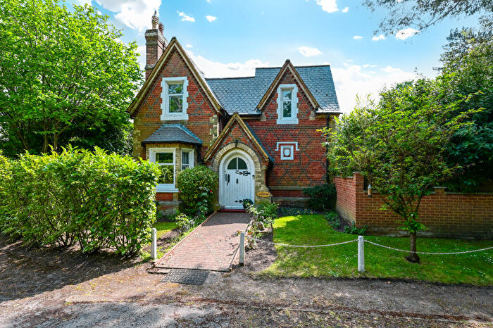 3 Bedroom Detached House For Sale In Farnborough Road, Farnborough, GU14