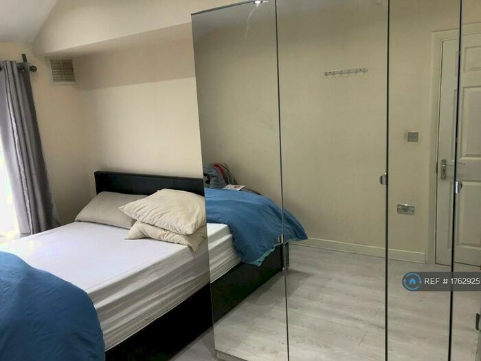 2 Bedroom Flat To Rent In Green Wrythe Lane, Carshalton, SM5