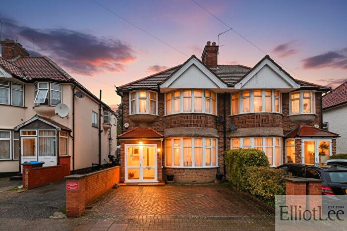 4 Bedroom Semi Detached House For Sale In Chestnut Grove, Wembley, HA0