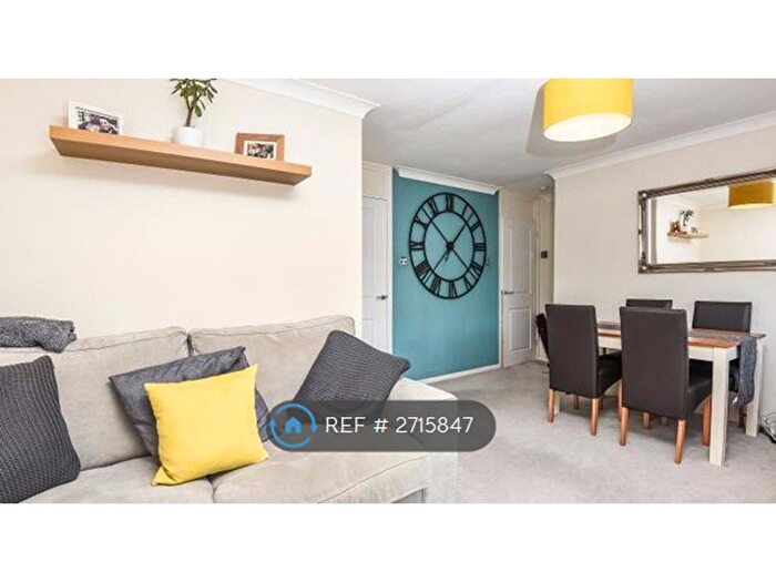 1 Bedroom Flat To Rent In Larch Close, London, SW12