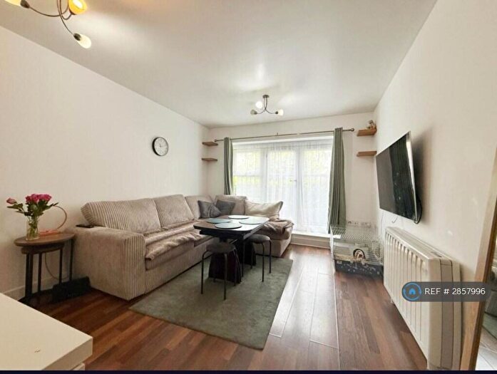2 Bedroom Flat To Rent In Brant Court, Romford, RM1