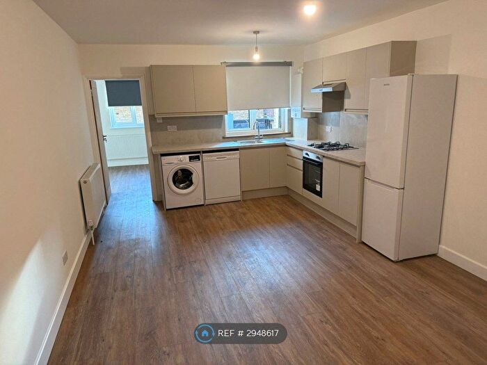 3 Bedroom Flat To Rent In Hoxton St, London, N1