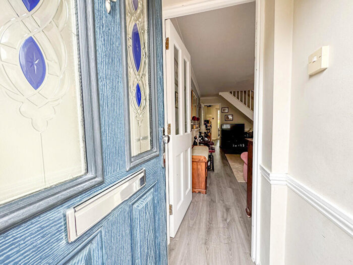 3 Bedroom Semi-Detached House For Sale In Caernarvon Close, Hockley, SS5