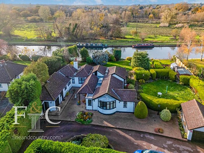 4 Bedroom Detached Bungalow For Sale In Riverside Avenue, Broxbourne, EN10