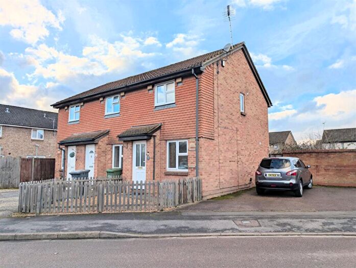 2 Bedroom End Of Terrace House For Sale In Frogmore Close, Slough, SL1