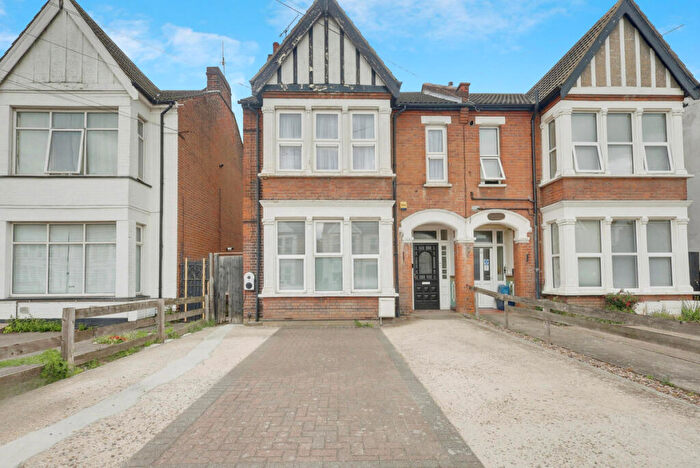 2 Bedroom Apartment For Sale In Ceylon Road, Westcliff-on-sea, SS0