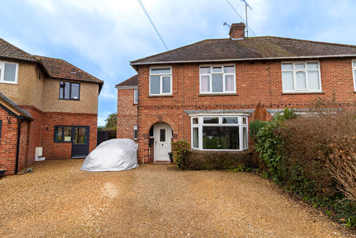 4 Bedroom Semi Detached House For Sale In Eastleigh Close, Devizes, SN10