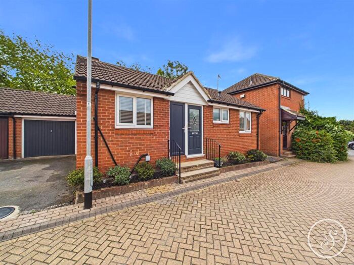 2 Bedroom Detached Bungalow For Sale In High Bank View, Leeds, LS15