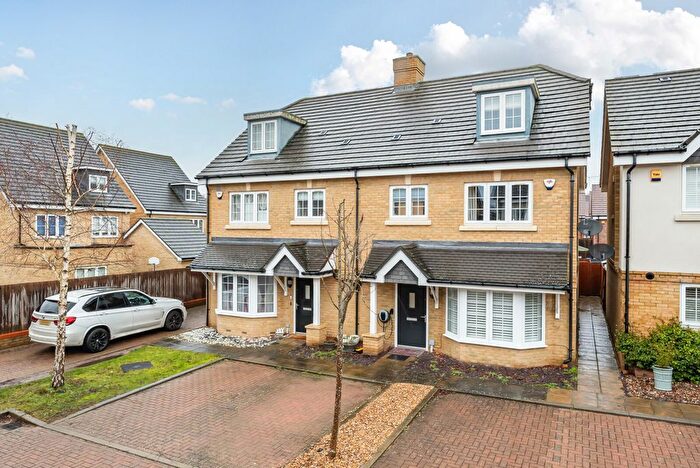 4 Bedroom Semi Detached House For Sale In Ayrshire Crescent, Knaphill, Woking, GU21