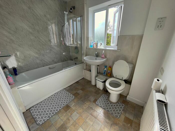 2 Bedroom Flat To Rent In St. Mark's Place, Dagenahm, RM10