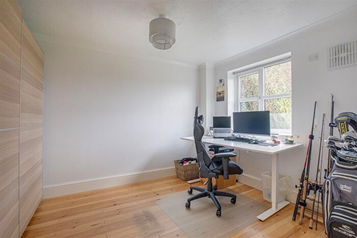 2 Bedroom Flat For Sale In Gandon Vale, High Wycombe, HP13
