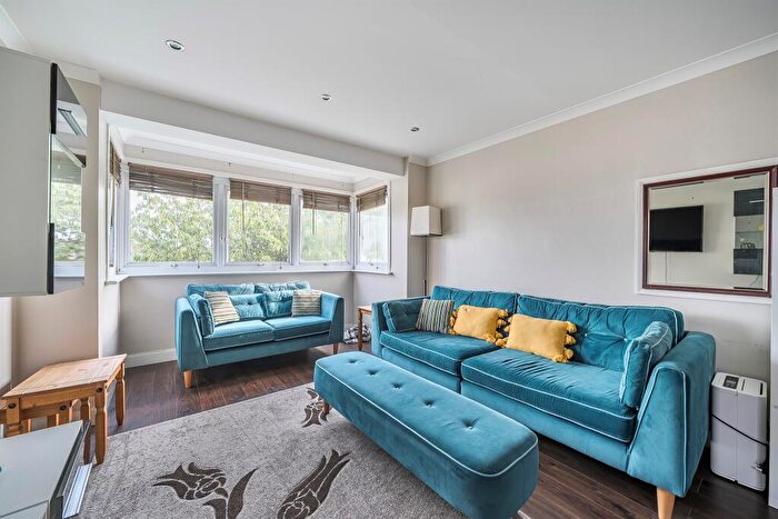 2 Bedroom Flat For Sale In Chase Road, London, N14