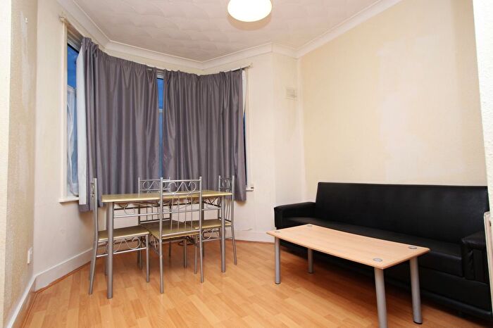 1 Bedroom Flat To Rent In Mayfair Avenue, Ilford, Essex, IG1