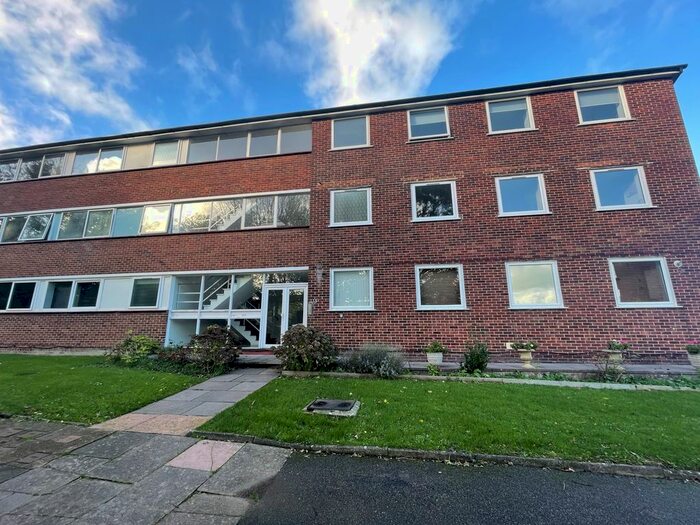 2 Bedroom Flat To Rent In Woodcroft Drive, Eastbourne, BN21