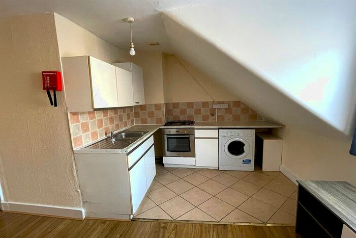 2 Bedroom Flat To Rent In West Green Road, London, N15