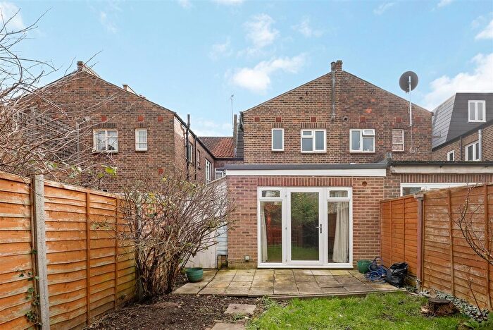 2 Bedroom Flat To Rent In Langthorne Street, Fulham, London, SW6