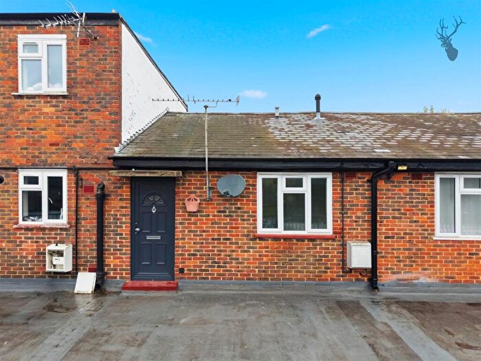 1 Bedroom Flat To Rent In Hemnall Street, Epping, CM16