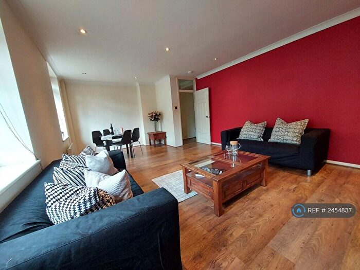 3 Bedroom Flat To Rent In Acorn Walk, London, SE16