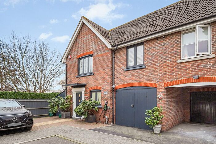 3 Bedroom Link Detached House For Sale In Parnell Close, Chafford Hundred, RM16