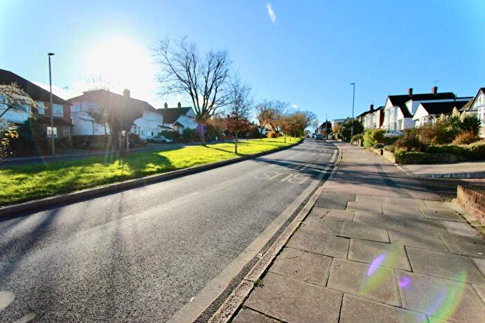 3 Bedroom Flat To Rent In Russell Lane, London, N20