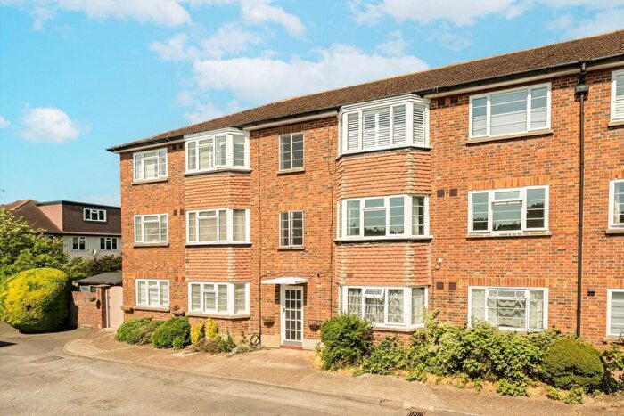 2 Bedroom Flat For Sale In Park Gardens, Kingston Upon Thames, KT2