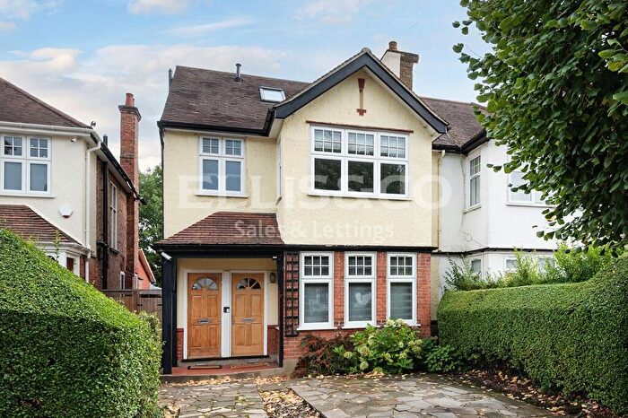 1 Bedroom Apartment For Sale In Goodwyn Avenue, Mill Hill, London, NW7