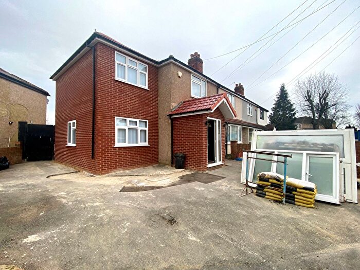 4 Bedroom Semi-Detached House To Rent In Woodrow Avenue, Hayes, UB4