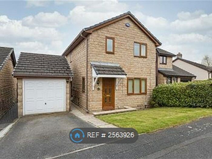 3 Bedroom Detached House To Rent In Parkstone, Huddersfield, HD2
