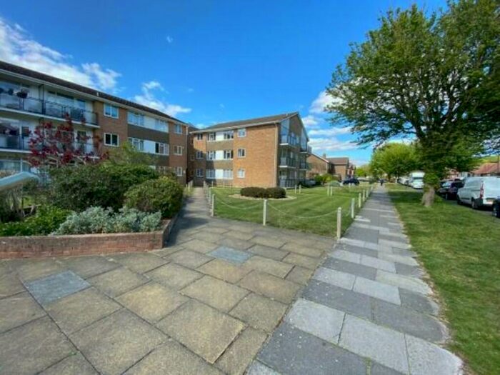 2 Bedroom Flat To Rent In Lustrells Vale, Saltdean, BN2