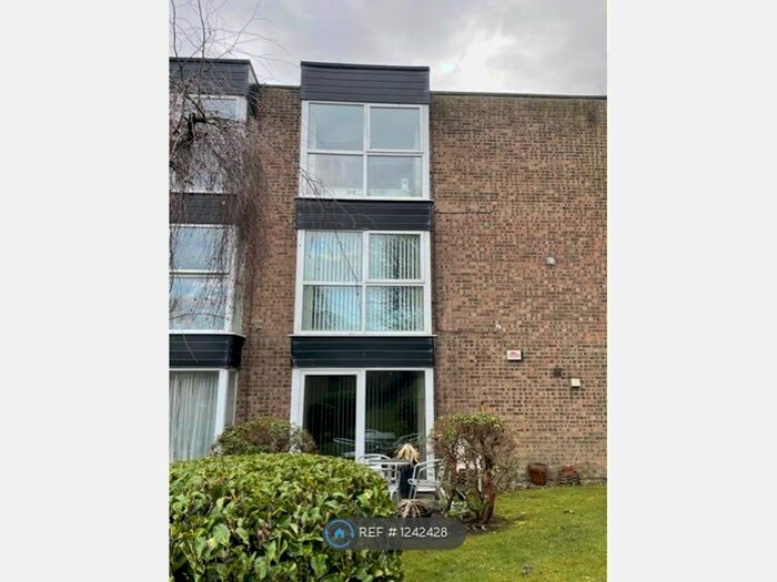 2 Bedroom Flat To Rent In Heywood Court, Middleton, Manchester, M24
