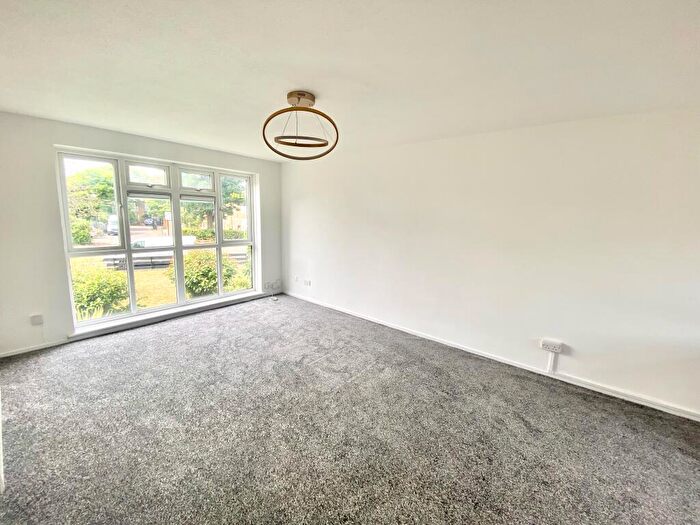 2 Bedroom Flat To Rent In Sansom Road, Leytonstone, E11