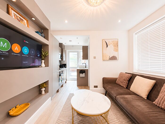 2 Bedroom Flat For Sale In Dinton Road, Colliers Wood, London, SW19
