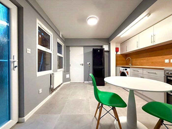 1 Bedroom Flat To Rent In Bushey Grove Road, Hertfordshire, WD23